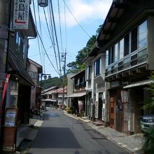 温泉津の街並みは道が狭く風情があります。