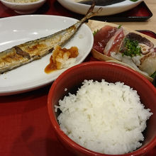 サンマと刺身の定食