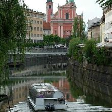 リュブリャニツァ川クルーズ船も出ています。