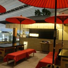 店内は人がほとんどおらず静か