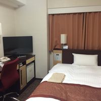 客室はシンプルで無線WiFiも快適に使えます。