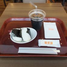 おにぎりとアイスコーヒーの組み合わせって…笑