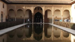 池に建物が映っています。