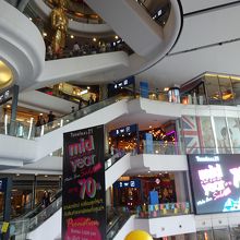 吹き抜けの大きな空間があります。