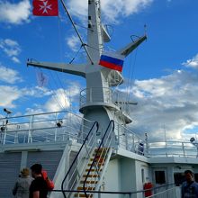 寄港地ごとに架け替えられる国旗