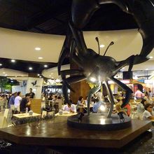 フードコート「ピア２１」にあるモニュメントです。