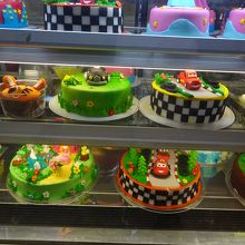 あまりに美しい色のケーキです（笑）。