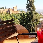 丘の上から紅に染まるアルハンブラを眺めながらのディナー／El huerto de Juan Ranas