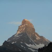 部屋から朝日の当たるマッターホルン