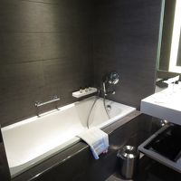 バスタブと離れて同じ部屋にシャワーがあります