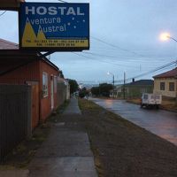 朝の宿の前から海峡を見下ろす景色