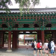 朝鮮王朝を建国した李成桂の肖像画が祀られている建物です。