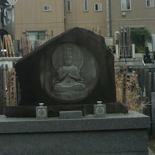 観音坂の西には、多くの寺院とともに墓地が多く祀られています。