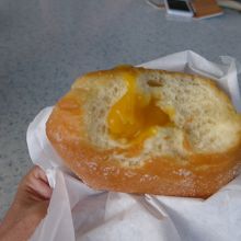 食べている途中のマラサダです