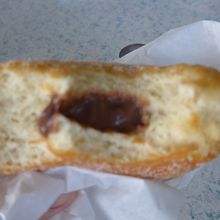 食べている途中のマラサダ