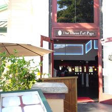 お薦めのグルメ　三匹の仔豚入り口付近