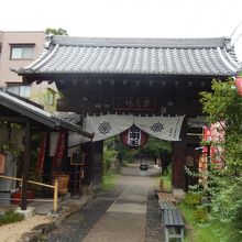 成田山薬師寺の山門