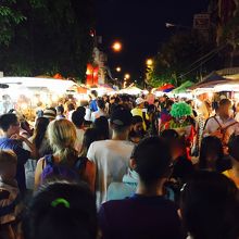 日曜日は大にぎわい。夕方17時前くらいに行けば空いてます〜