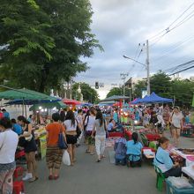 夕方早めに行くとこんな感じだけどお店はまだ少ない...