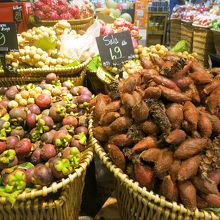 スーパーで見かけたフルーツ。