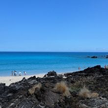 手前に溶岩大地がありますがその先は綺麗な砂浜で