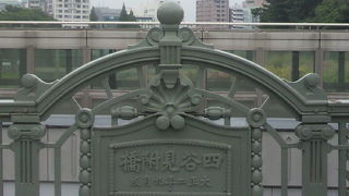 四ッ谷見附橋は、外堀を越えて、新宿通りを、麹町から新宿まで直接伸ばすために建設されました。