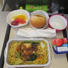 香港便の機内食。選択可能。
