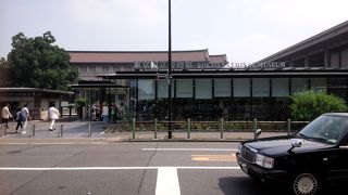 美術館と博物館の中間くらい。