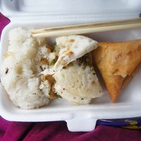 朝ごはんは、目の前にあるインド料理屋さんから買っているらしい