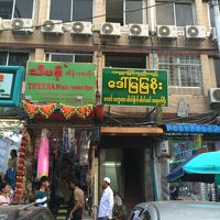 濃い緑の看板の下にある階段を上がっていきます