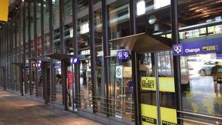 ローザンヌ駅の構内には、便利な施設がいろいろあります。