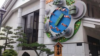 建物が近代的ですね。