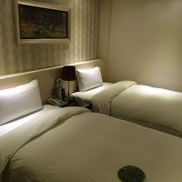 シングルベッド2つで部屋はパンパン