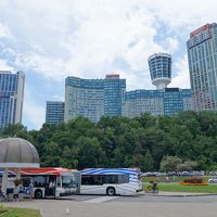 滝を背にして見たホテル外観。手前がバス停