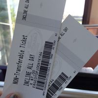 滝とホテルの行き来にはケーブルカーを。大人1日$7。