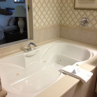 大きなジェットバス。窓の向こうがベッドルーム。