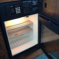 空の冷蔵庫あり