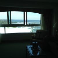 奥のリビングの窓から滝が見える