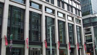 平日の朝８時開店の本屋さんが入ってます。