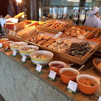 朝食はビュッフェスタイルで、種類も豊富です。