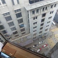 部屋から通りを見下ろす