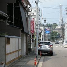 新堅町の一通を抜け左に曲がればすぐ