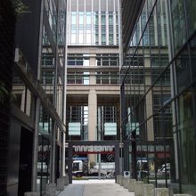 写真のように似たようなビルで隣接なので案内所があって良かった