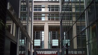 似たようなビルが隣接してるので案内所があって便利です