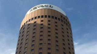 本当に丸いからマルビル。