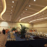 夕食会場は広いです、お料理もズラリ、でも味が・・・