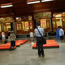 奥に見える青の洋服のおばちゃんがお祓いしてくれました。