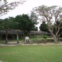 御嶽の前には広いスペースが・・・