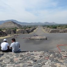 上に登ると死者の道が真っ直ぐ、美しく延びているのが分ります。