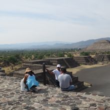 月のピラミッドに登って見た太陽のピラミッド方面です。